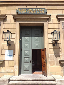 Eingangstor: Bayerische Akademie der Wissenschaften